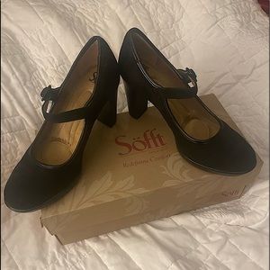 Cute dressy/casual shoe size 8.  Worn once.